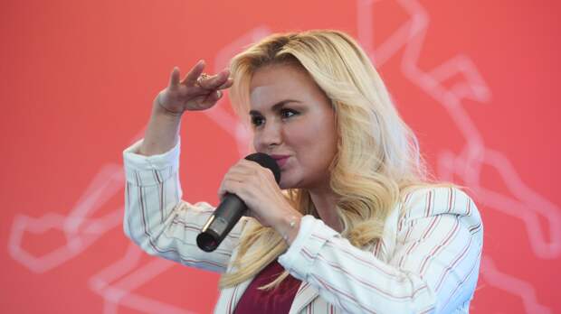 Певица Семенович осудила девушек с наращенными ресницами и увеличенными губами