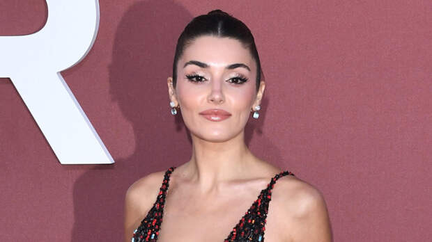 В Турции выдали ордер на арест звезды сериала "Постучись в мою дверь" Ханде Эрчел