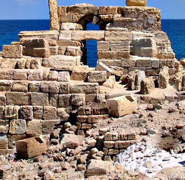 Руины Александрийского маяка, дошедшие до наших дней (Египет). | Фото: mostunu.ru.