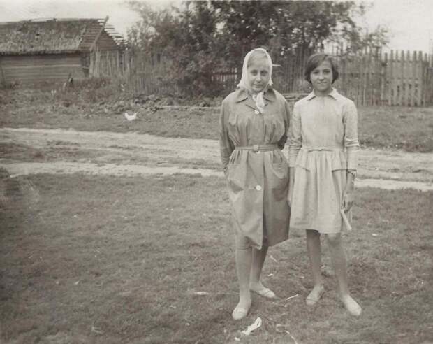 Подружки Неизвестный автор, 1960 - 1966 год, Калининская обл., Бежецкий р-н, дер. Чудинково, из архива Ольги Евгеньевны Шитовой-Беловой.