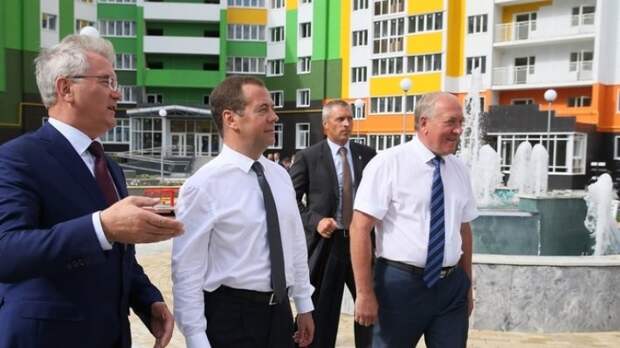 Медведев поздравил строителей 