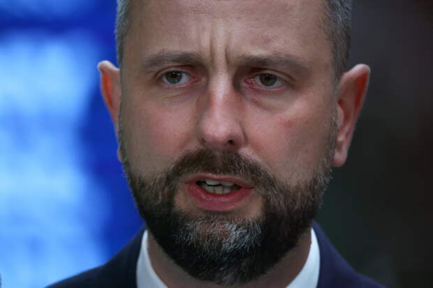 Самолет министра обороны Польши столкнулся с неисправностью в полете