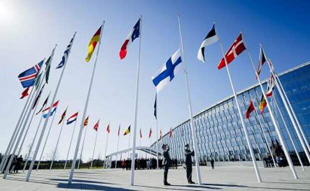 На фото: церемония поднятия флага Финляндии после присоединения страны к НАТО у штаб квартиры Североатлантического альянса