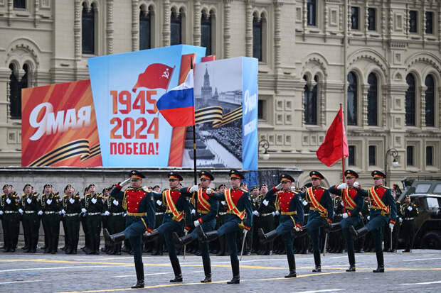 На параде Победы в Москве солдат потерял ботинок и продолжил маршировать