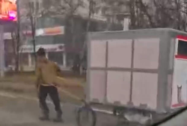 Россиянин решил отправиться пешком в Бразилию с самодельной 300-килограммовой повозкой