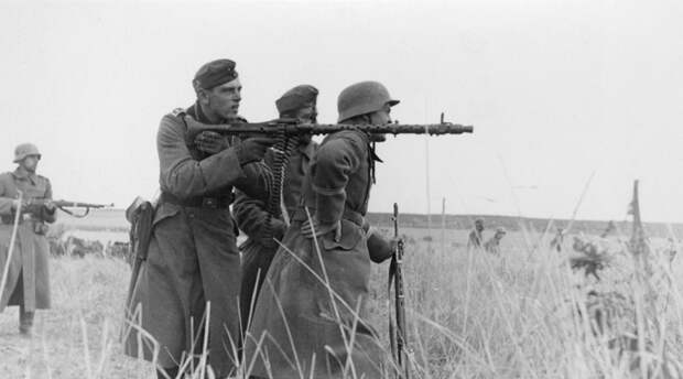 Предшественник Немецкой армии требовался простой в освоении и обслуживании пулемет, который мог бы на голову превосходить аналогичную технику противника. Первым пробным шаром можно считать машинку MG 34, созданную компанией Rheinmetall AG. Легкий (всего 12 кг), сравнительно компактный и скорострельный пулемет имел один существенный недостаток: он был слишком дорог для нужд Третьего Рейха. Его поставляли в армию, однако одновременно шла разработка новой, более простой в обслуживании и более дешевой машины.