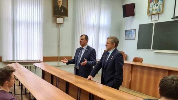 Депутат Вострецов вместе с летчиком Борисенко пообщался со школьниками