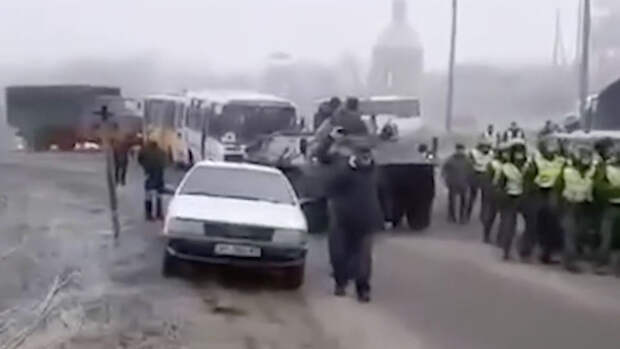 Украинцы не хотели пропускать автобусы с эвакуированными из Уханя