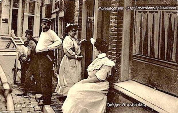 Расцвет проституции в Амстердаме: как выглядела «улица красных фонарей» в 1900-х амстердам, исторические кадры, история, нидерланды, проститутки, проституция, улица красных фонарей, фото