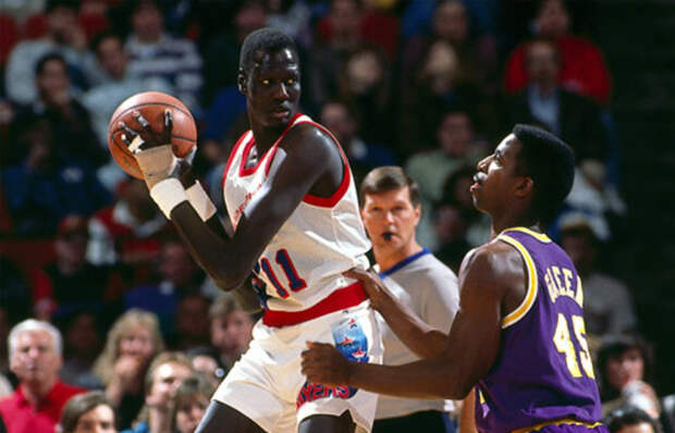 Поразил льва, покорил НБА: как 231-сантиметровый Мануте Бол отдал $3,5 млн за родину и ушёл в 47 лет