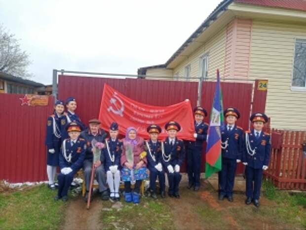 В Удмуртии кадеты класса имени Андрея Касимова поздравили ветеранов с Днем Победы