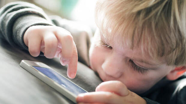 Психолог Наумова: смартфон замедляет у детей развитие лобных структур мозга