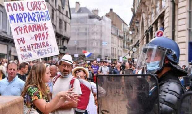 Франция: коронавирусные пропуска, сопротивление улицы и девальвация власти
