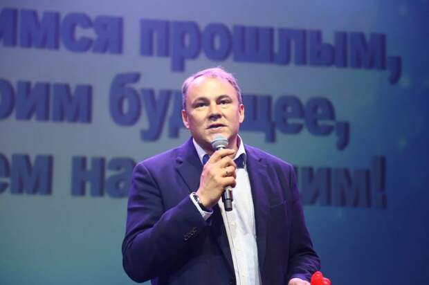 Петр Толстой поздравил соцработников ЮВАО с 30-летним юбилеем службы / Фото: Александр Чикин