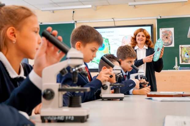 Российские учителя высказались против увеличения времени урока в школах