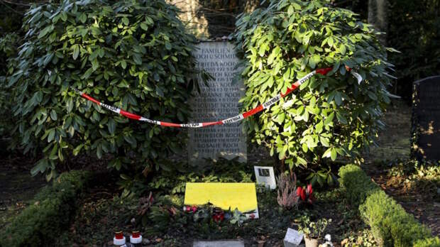 На надгробной плите экс-канцлера Германии нарисовали свастики