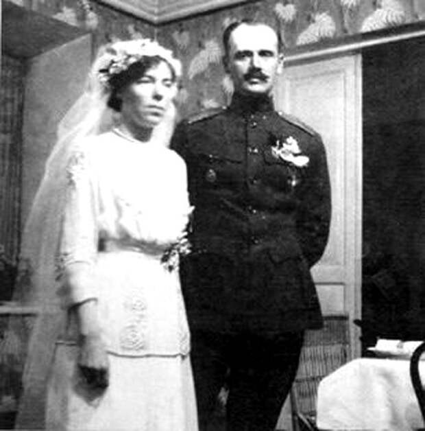 А это её вторая свадьба с полковником Куликовским. Свадьба проходила не по правилам, это ноябрь 1916 года, Киев