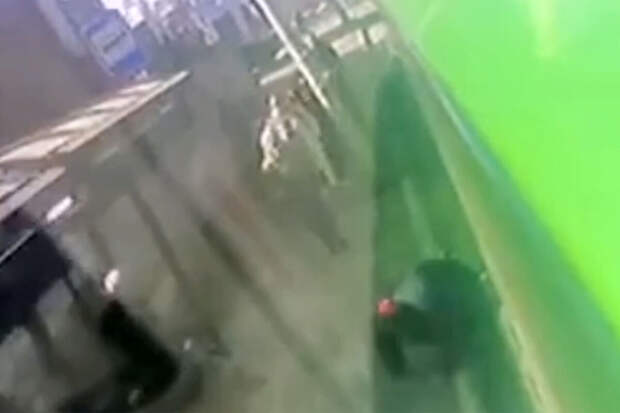 В Екатеринбурге мужчина упал под автобус и остался без ноги