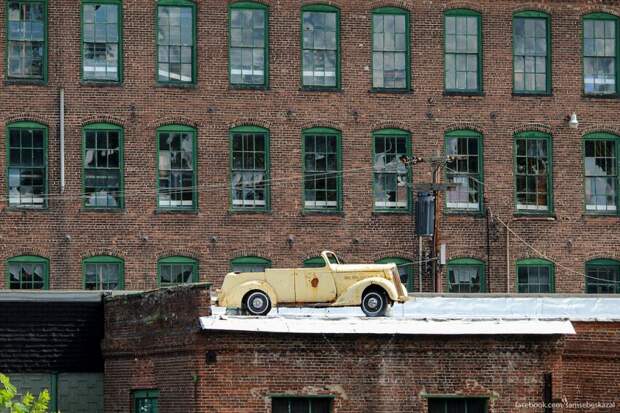 Неопознанный мной автомобиль на крыше старого фабричного здания в Нью-Джерси. Служит рекламой автомастерской, которая занимается старыми автомобилями. нью-йорк, олдтаймер, ретро автомобили