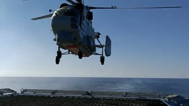 Экипаж фрегата ЧФ отработал приём вертолёта на палубу