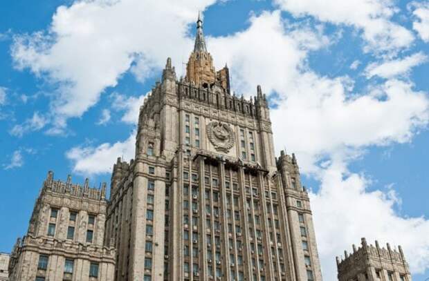 Американская демократия деградирует: в МИД РФ пообещали дать жесткий ответ на новые санкции