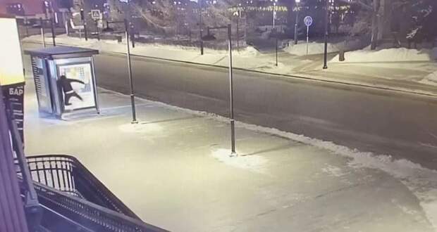 От действий неизвестного пострадала остановка на улице Ленина в Тюмени