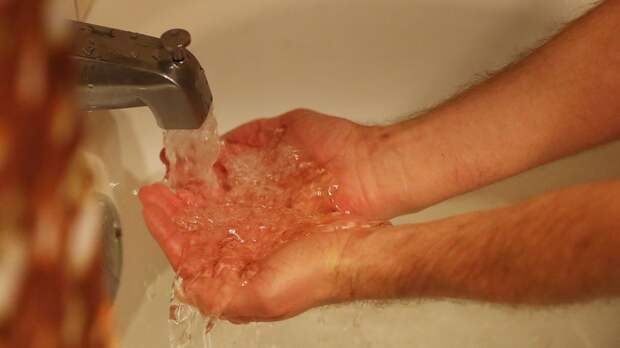 Дерматовенеролог Зиновкина посоветовала не греть руки под горячей водой