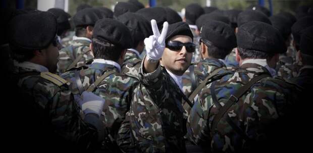 Военнослужащий Ирана на параде в Тегеране 