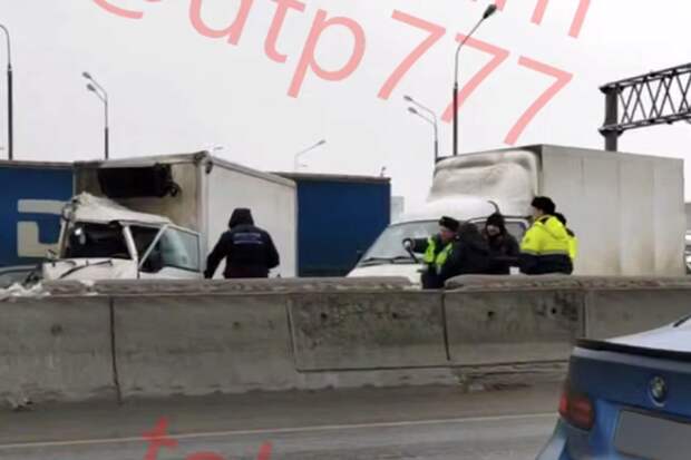 На МКАД на видео сняли грузовики, затруднившие движение авто