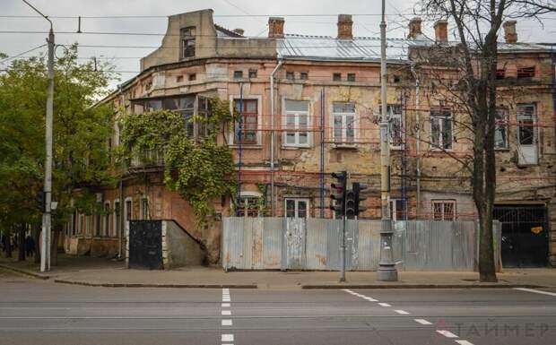 Классика одесской архитектуры — обратите внимание на типичный «срезанный угол», выходящий на перекрёсток двух улиц. молдаванка, одесса, романтика, трущобы
