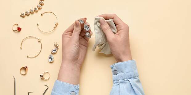 Правила ухода за серьгами из золота, серебра и с камнями