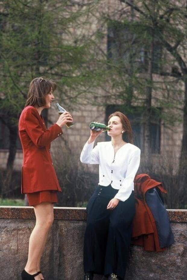 Две девушки в отличном настроении пьют пиво. Москва, 1996 год