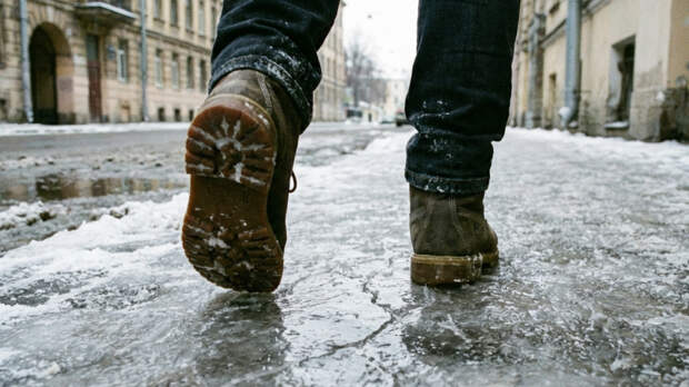 Скользкие улицы: как пешеходам и водителям передвигаться в гололед