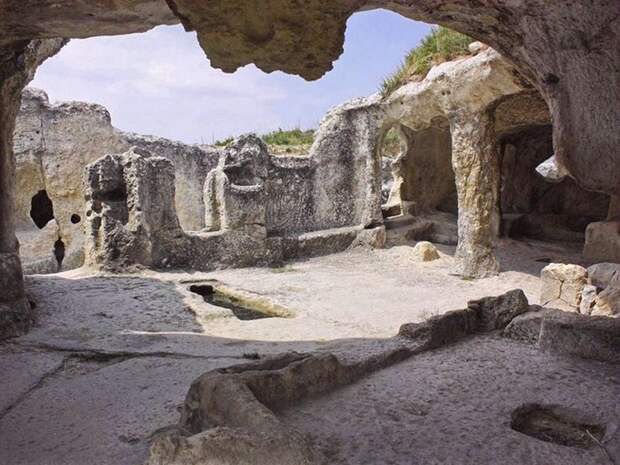 Некоторые пещеры использовались, как сакральные помещения 