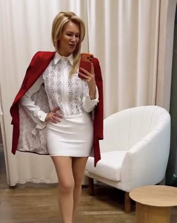 Актриса Олеся Судзиловская снялась в мини-платье