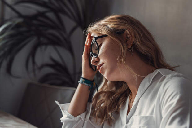 Невролог Сарычева призвала вешать шторы блэкаут для борьбы с мигренью