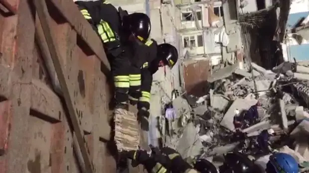 Нависающие конструкции на месте ЧП в Магнитогорске демонтируют