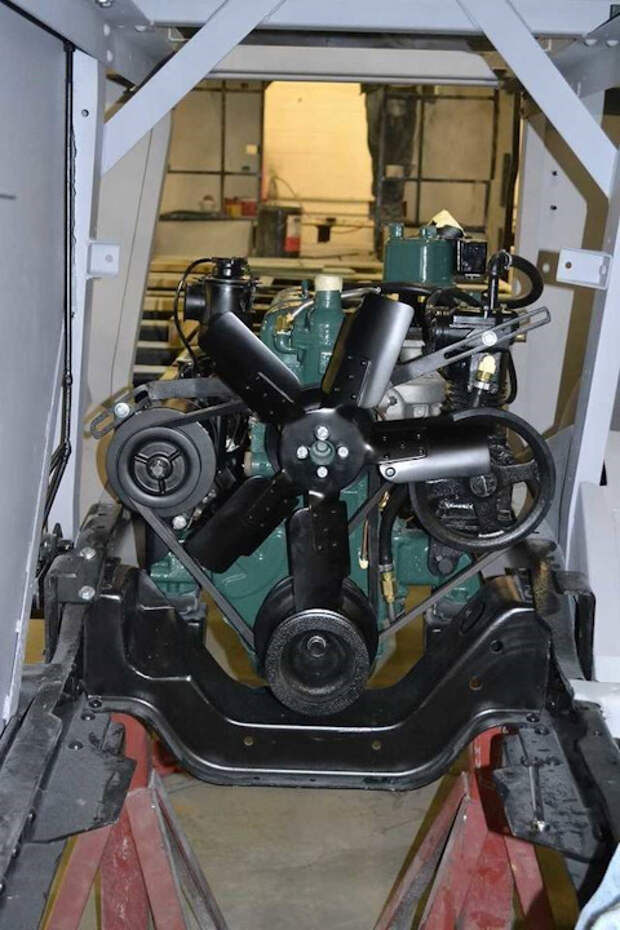 В машине установили новый шестицилиндровый рядный двигатель GM. Futurliner, автобус