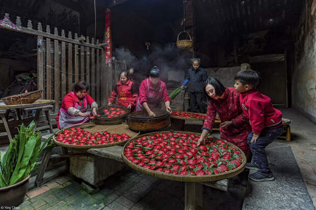 Приготовление традиционных китайских пельменей в провинции Фуцзянь на юго-востоке Китая
