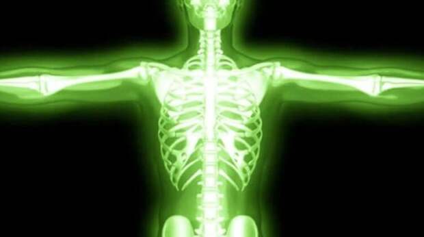 Во время облучения радиацией высокоэнергетический поток частиц пронизывает человеческое тело