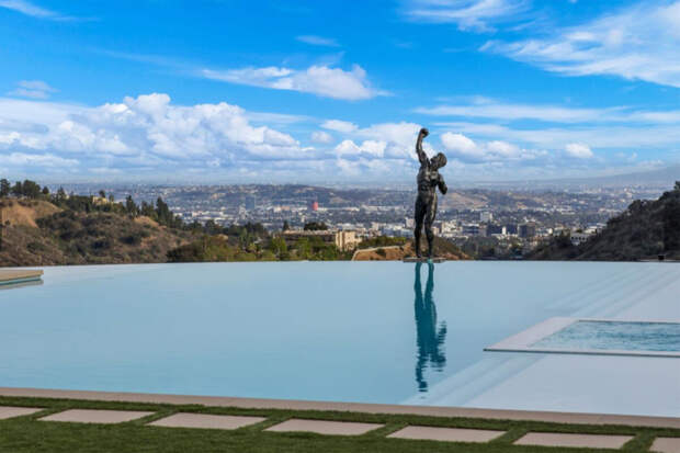 Певица Адель оставила нетронутым в доме Сталлоне только бассейн