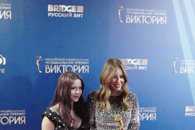 Певица Ани Лорак вышла в свет с дочерью