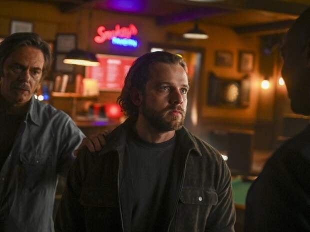 Billy Burke as Vince Leone and Max Thieriot as Bode Leone