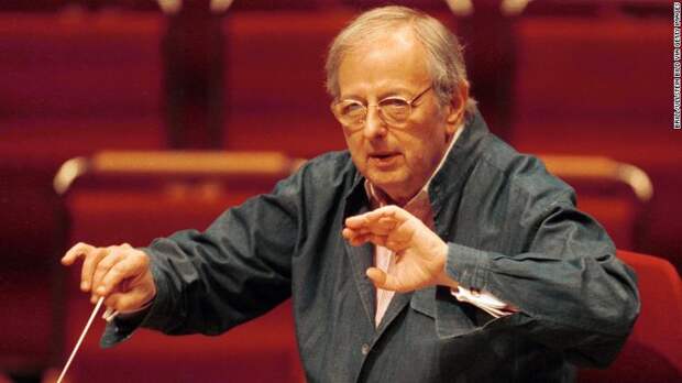 André Previn conducts a rehearsal at the Kölner Philharmonie in Cologne, Germany.