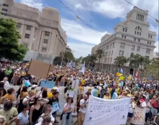 В Испании вышли на улицы тысячи антитуристов с требованием ввести мораторий на въезд