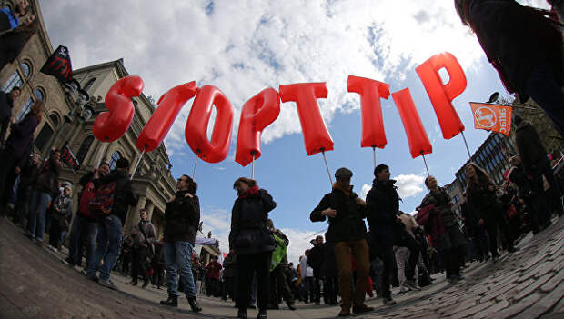 Акция протеста против соглашений о трансатлантической торговле в Европе в Ганновере Акция протеста против соглашений о трансатлантической торговле в Европе в Ганновере