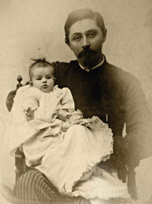 Дмитрий Мамин-Сибиряк с дочерью Аленушкой, 1892 год. / Фото: www.historyntagil.ru