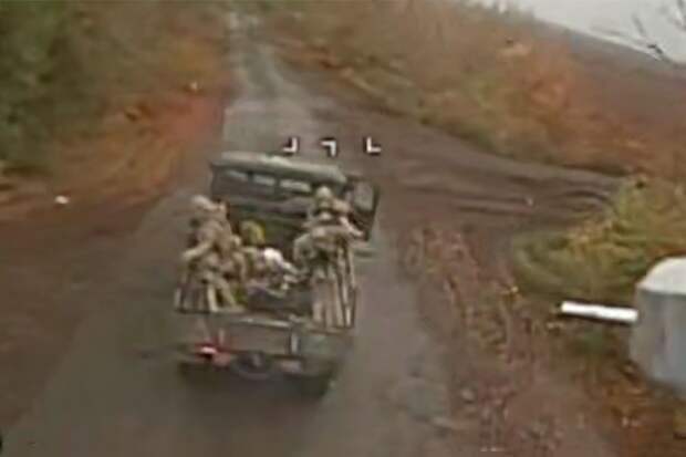Боевики ВСУ посыпались на ходу из кузова «Шишиги», увидев дрон ВС РФ