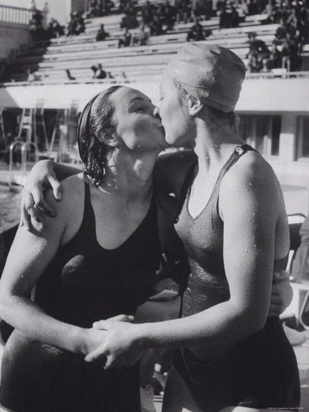 Мария Гавриш (слева) поздравляет Елену Коваленко, которая победила ее во время соревнования по плаванию брассом на Спартакиаде народов СССР в Москве, 1956 год   история, смотреть, фото