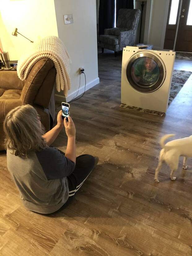 "Моя мама фотографирует, как папа передает привет с космического корабля"